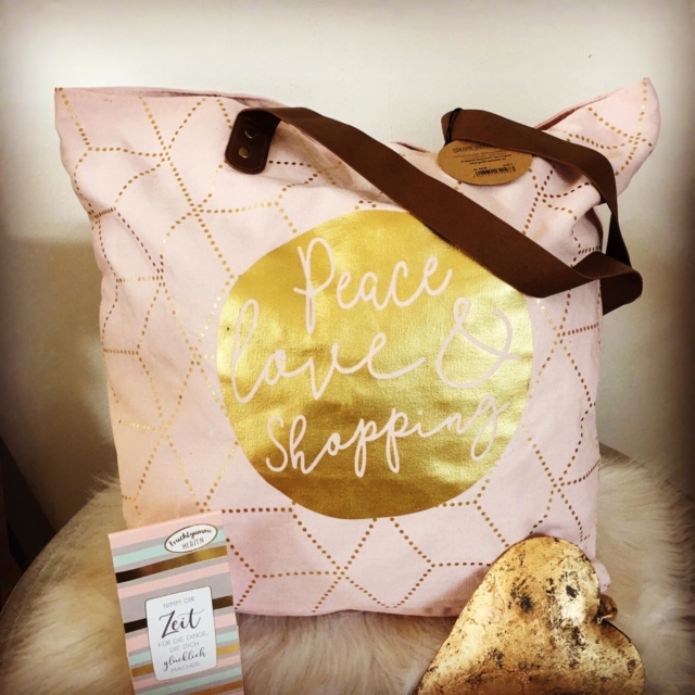 shopping-bag-with-present